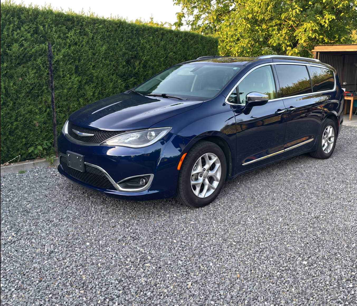 Chrysler Pacifica Limited 3.6 v6 Pentastar — jazz pearl blue