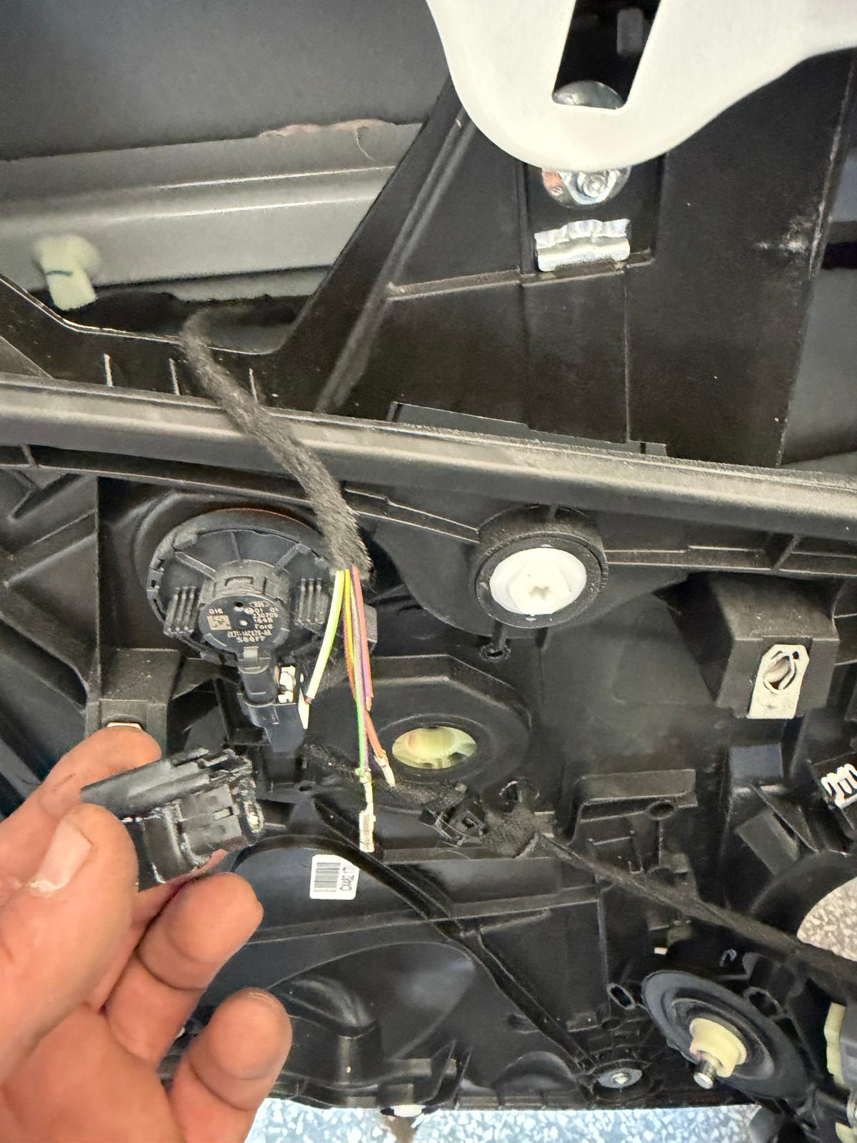 wtyczka do KeyLess. Prawdopodobnie nie była wpięta podczas opuszczania szyby i ... śmietnik.